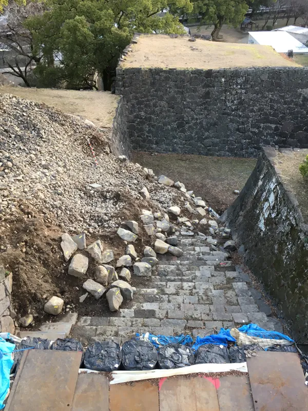 崩壊した石段とブルーシート